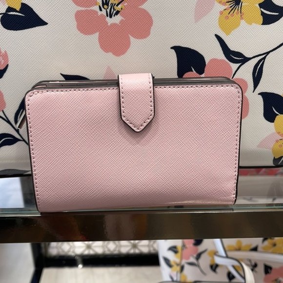 Kate Spade Madison Medium Compact Bifold Wallet Conch Pink
Color: Conch Pink
NWT - Picture 3 of 16